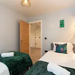 Feriehus Spacious 3 Bedrooms With Free Private Parking In A Location *