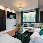 Spacious 3 Bedrooms With Free Private Parking In A Location Casa vacanze