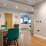 Spacious 3 Bedrooms With Free Private Parking In A Location Feriehus *