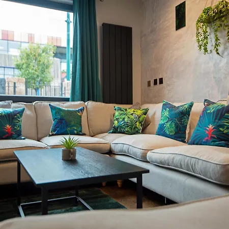 Spacious 3 Bedrooms With Free Private Parking In A Location Feriehus *
