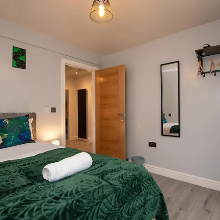 بيت للعطل Spacious 3 Bedrooms With Free Private Parking In A Location *
