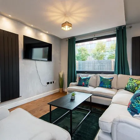Spacious 3 Bedrooms With Free Private Parking In A Location بيت للعطل