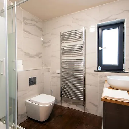 Spacious 3 Bedrooms With Free Private Parking In A Location ريدكار