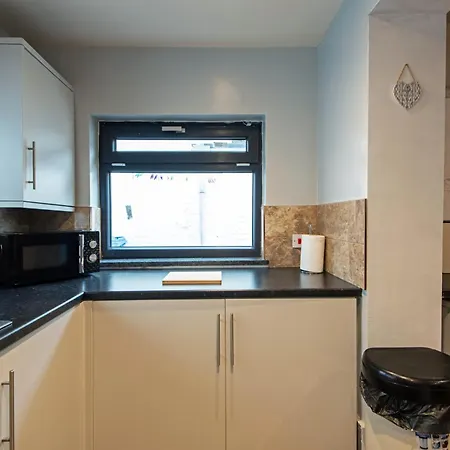 Spacious 3 Bedrooms With Free Private Parking In A Location * ريدكار