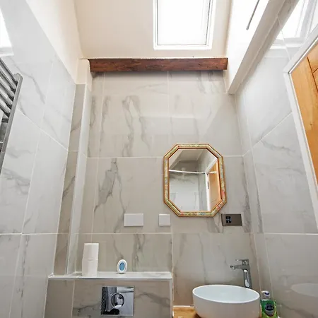 Spacious 3 Bedrooms With Free Private Parking In A Location