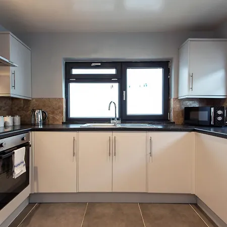 Spacious 3 Bedrooms With Free Private Parking In A Location