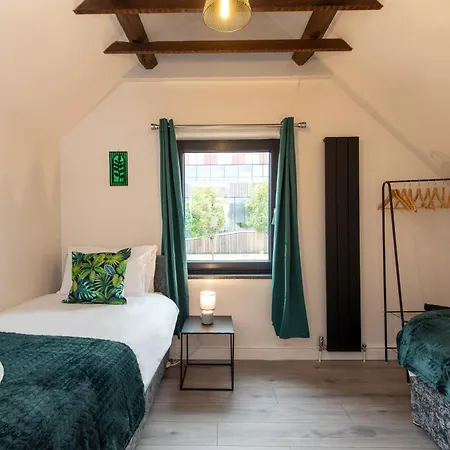 Ferienhaus Spacious 3 Bedrooms With Free Private Parking In A Location Redcar