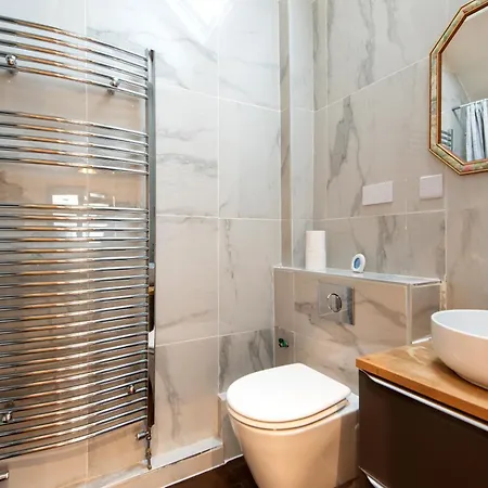 Spacious 3 Bedrooms With Free Private Parking In A Location בית נופש רדקאר