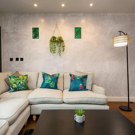 Spacious 3 Bedrooms With Free Private Parking In A Location