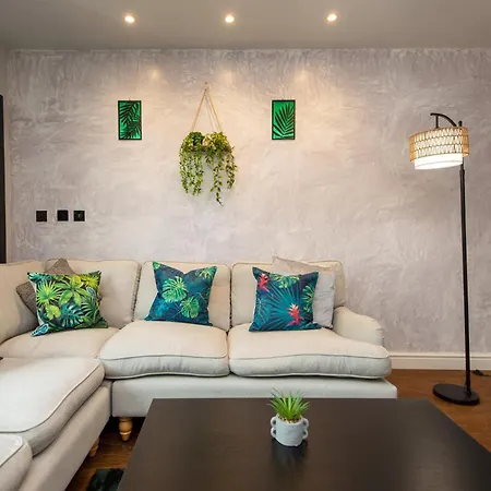 Spacious 3 Bedrooms With Free Private Parking In A Location