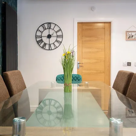 Spacious 3 Bedrooms With Free Private Parking In A Location בית נופש רדקאר