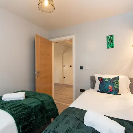 בית נופש Spacious 3 Bedrooms With Free Private Parking In A Location *