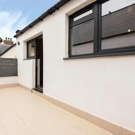 Spacious 3 Bedrooms With Free Private Parking In A Location בית נופש רדקאר