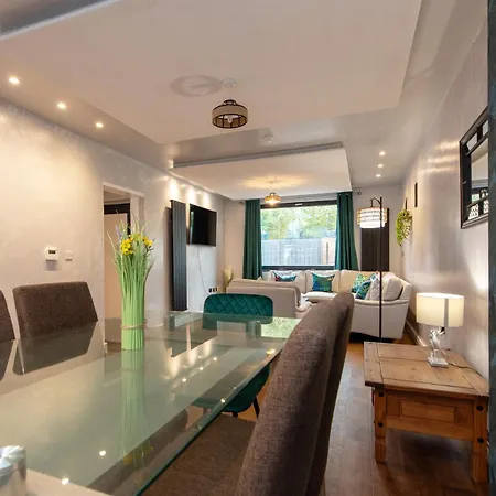 בית נופש Spacious 3 Bedrooms With Free Private Parking In A Location *