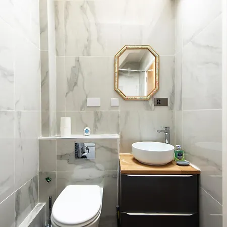 Spacious 3 Bedrooms With Free Private Parking In A Location *