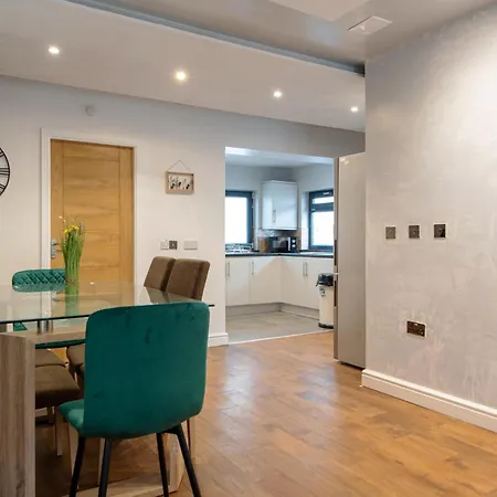 Spacious 3 Bedrooms With Free Private Parking In A Location בית נופש *