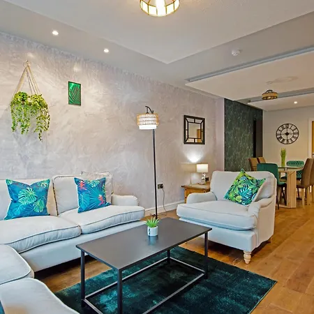 펜션 Spacious 3 Bedrooms With Free Private Parking In A Location *