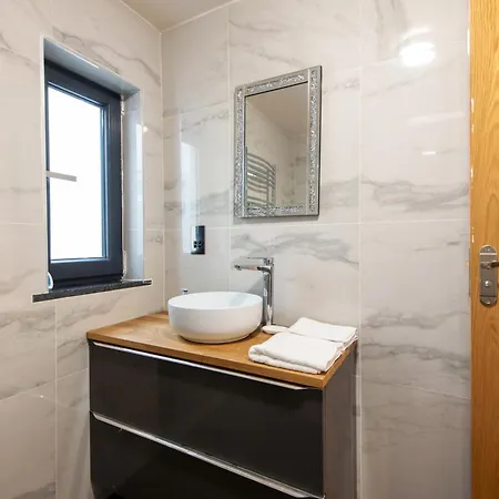 펜션 Spacious 3 Bedrooms With Free Private Parking In A Location 레드카