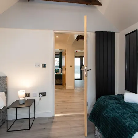 Spacious 3 Bedrooms With Free Private Parking In A Location 레드카