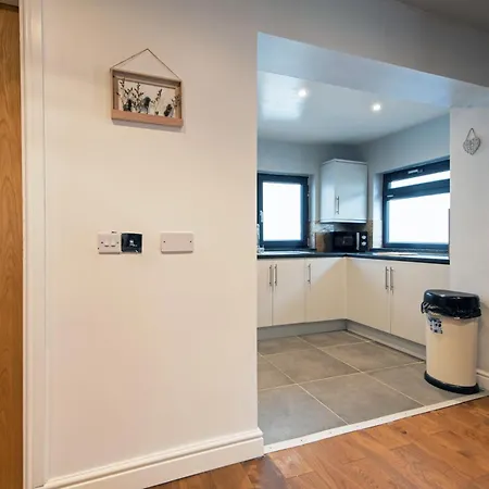 Spacious 3 Bedrooms With Free Private Parking In A Location 펜션