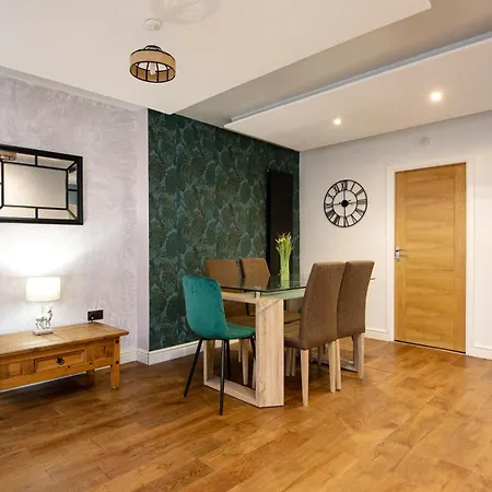 Spacious 3 Bedrooms With Free Private Parking In A Location *