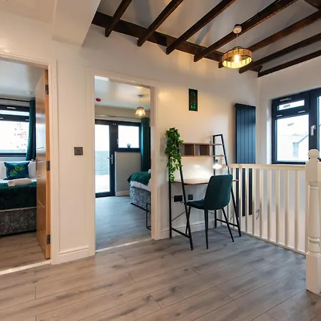 Spacious 3 Bedrooms With Free Private Parking In A Location 펜션 레드카